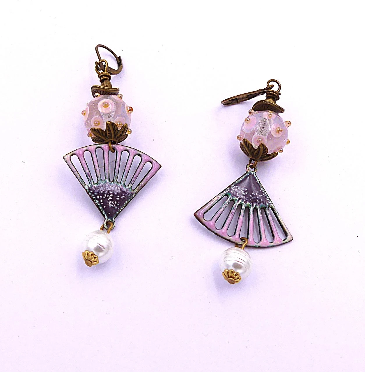 Boucles d'oreilles asymétriquemétal émaillé, verre filé, perles nacrées blanches